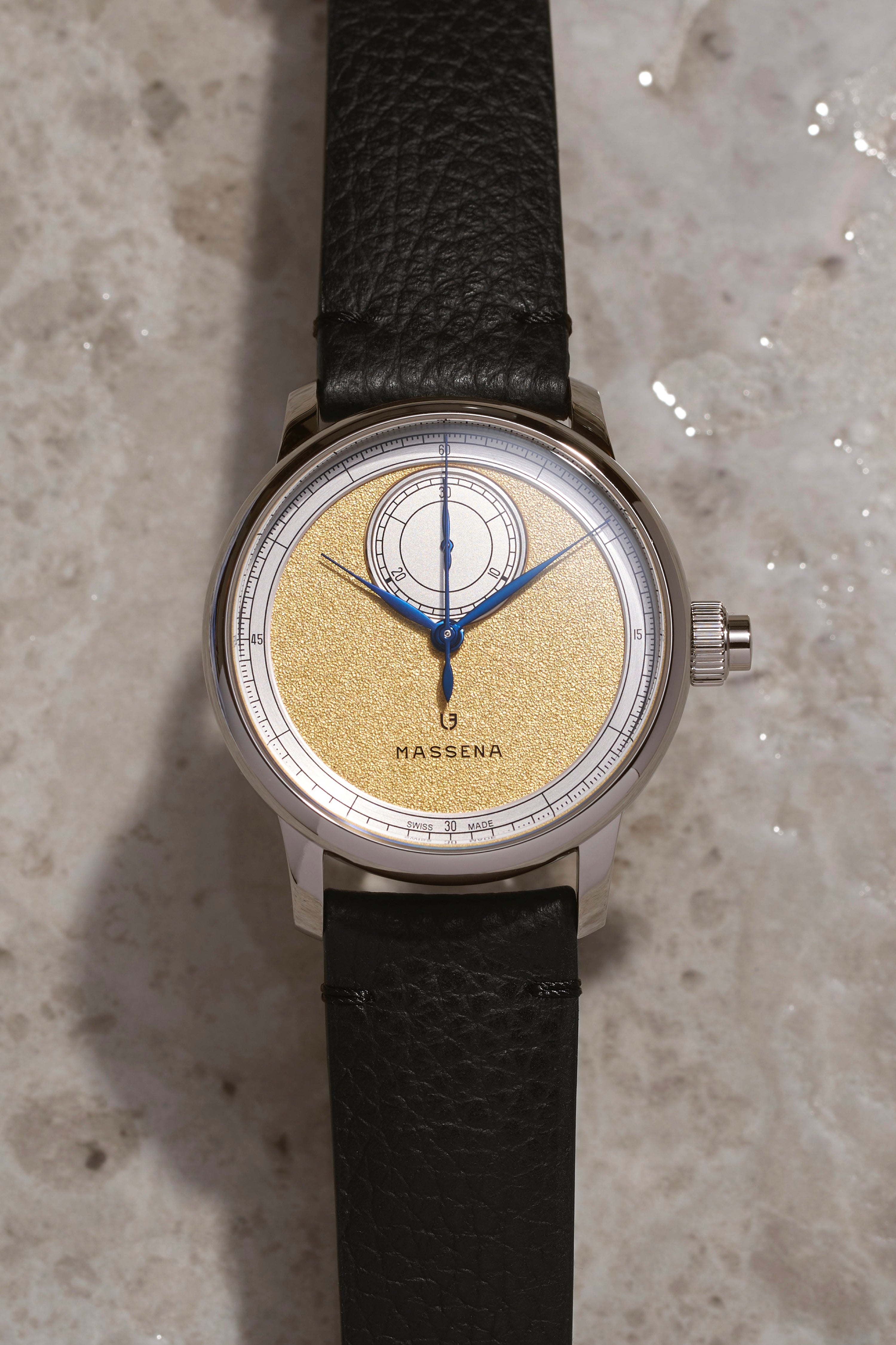 【MIRE LORE】【MARROW LEECH】【デスコア】 Le Chronographe Monopoussoir Louis Erard x Massena LAB - Gold