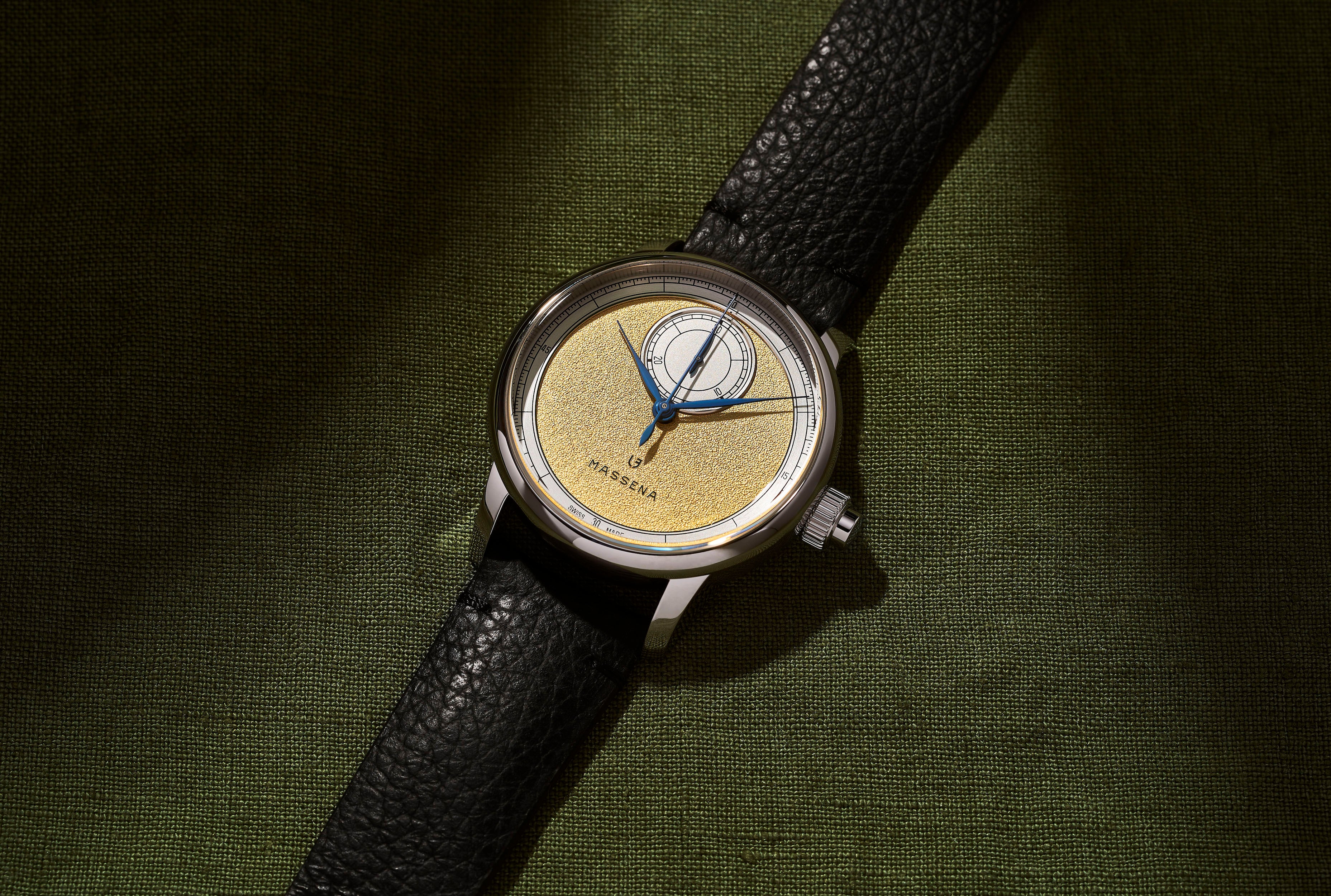 【MIRE LORE】【MARROW LEECH】【デスコア】 Le Chronographe Monopoussoir Louis Erard x Massena LAB - Gold