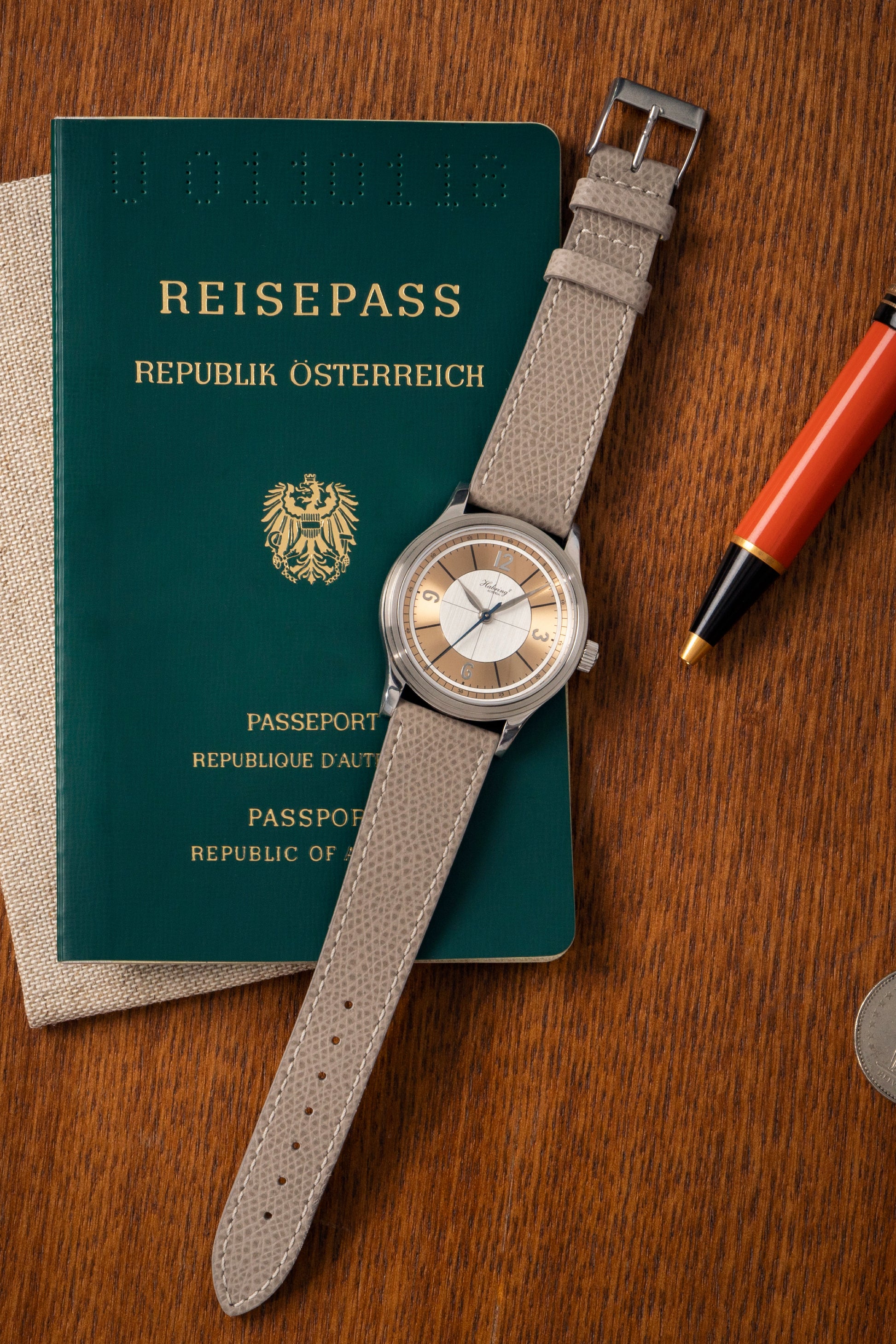 On its dial, the Massena LAB x Habring² ERWIN LAB02 is a simple, three-hand timepiece with a contrast silver and rose gold sector dial.